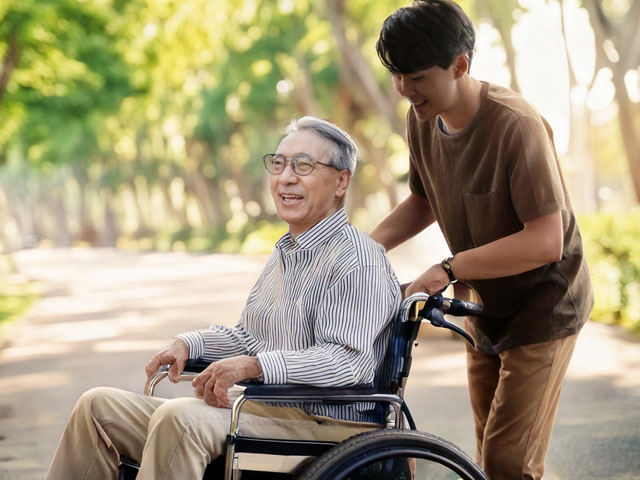 高齢者と若者