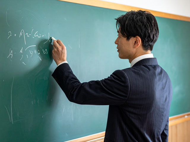 教壇に立つ教師
