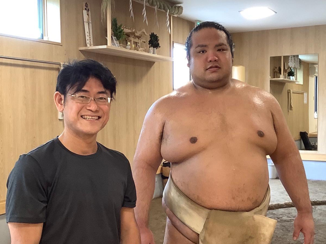 SympaFit代表・加治佐 平(左)と放駒部屋の同郷(鹿児島)出身力士、島津海(右)