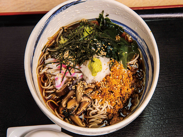 店のメニューに多彩な揚げ物があり、調理で出た天かすをトッピングに使っているのでコクが違う。