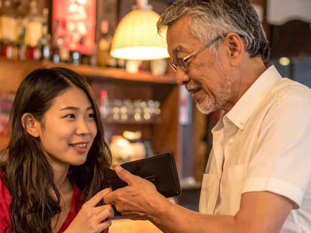 シニアと若い女性