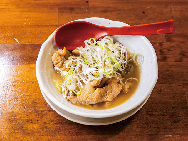 豚モツを使った煮込み（480円）は臭みがまったくない。店自慢の一品だが「まだまだ味は進化の途中」（店長談）とか。