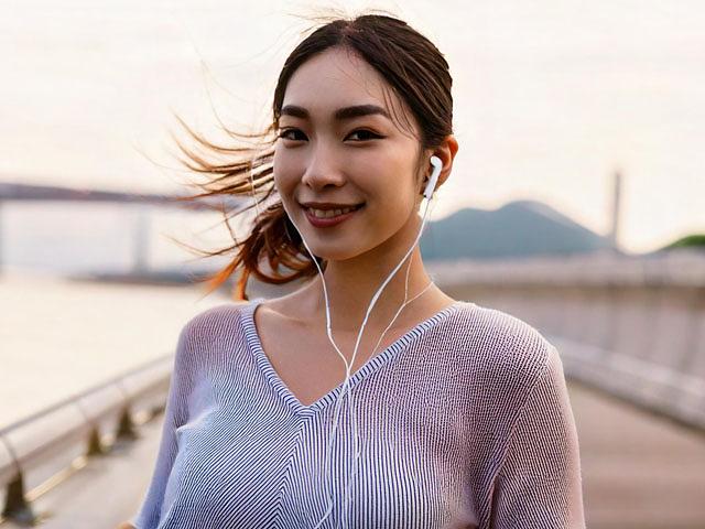 イヤホンをする女性