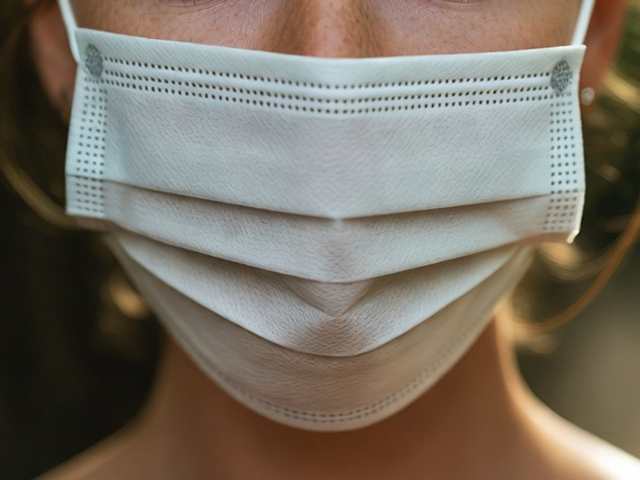 マスク姿の女性