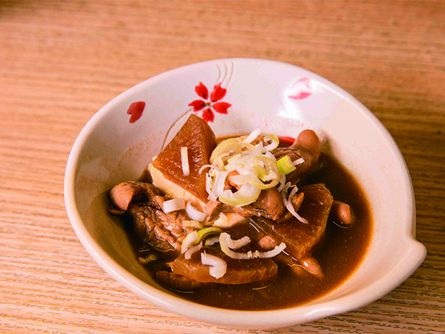 とりあえず頼みたい煮込みはなんと130円。開店以来変わらぬ味。