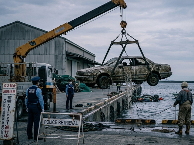 海から引き上げられる車