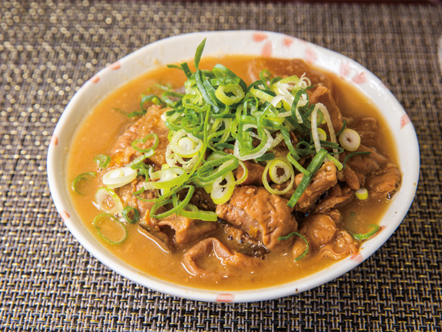 もつ煮ハーフ450円（税別・全て）。3種の生もつ（テッポウ、小腸、大腸）を使ってみそベースの汁で8時間煮込む。さらに、店に出すのは一晩寝かせてからとこだわりの品。　