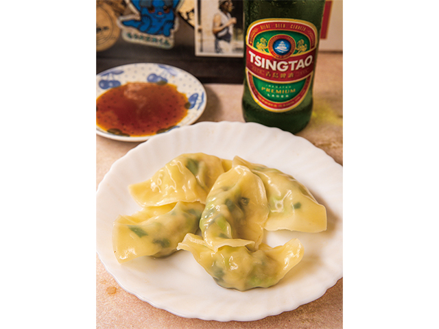 注文が入ってから一つずつ手作りするので、皮がツルツル。青島（チンタオ）ビールは750円。　