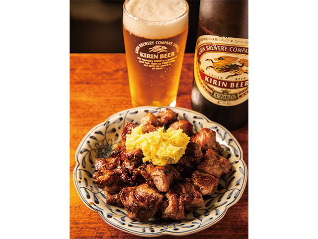 すやき（1,150円）。大きめにカットされた肉は食感がプリプリ。炭火焼きならではの香りがダイレクトに味わえる。ビール大瓶は800円。