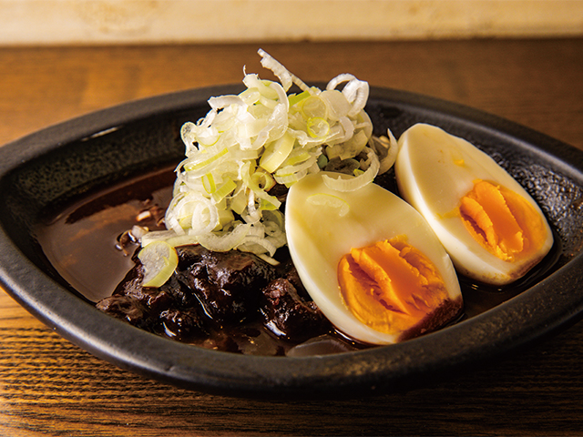 赤みそに酒かすを合わせ、じっくり煮込んだ品。具は牛すじ、ダイコン、玉子。