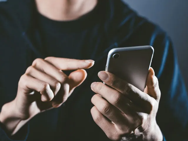 スマホを持つ男性