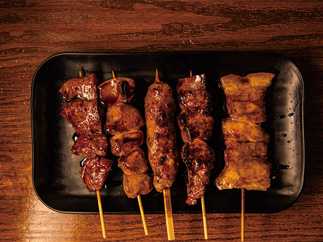 串焼き盛り合わせ（700円）。渋谷や代官山に近く、タレントやファッション業界人が多く住む三宿。そんな街で20年もの間、愛されてきた名店だ。