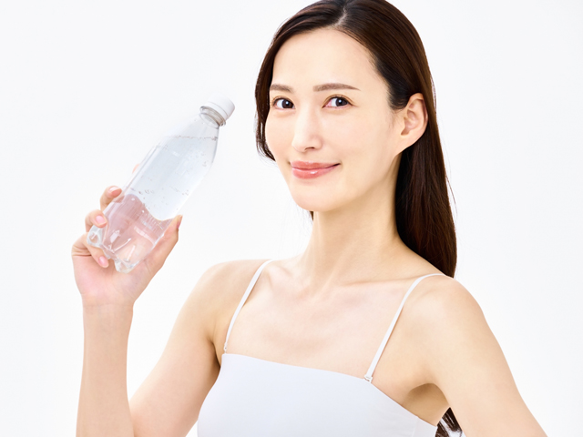 女性とペットボトル