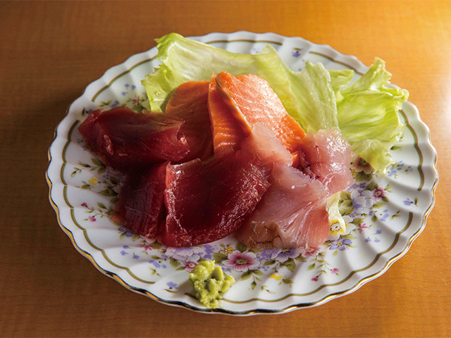 この日はマグロ、サーモン、ブリ。昭和レトロな食器も泣かせる。