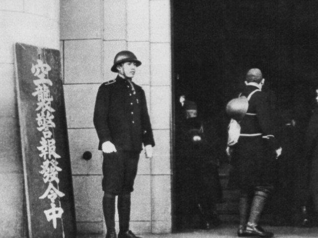 東京大空襲時の警視庁正面玄関