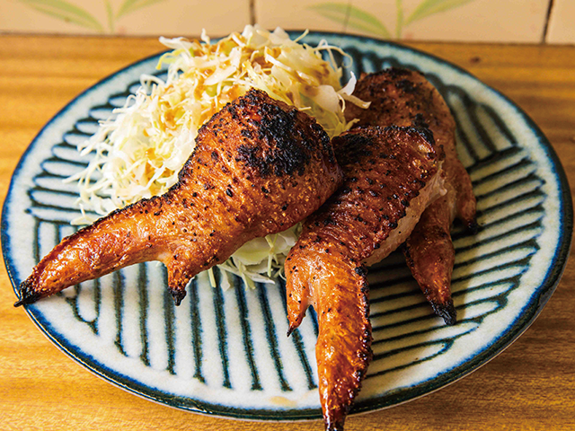 手羽餃子700円。手作りだからもっちり＆ジューシー。手羽先の中に具がたっぷりでボリュームもある。