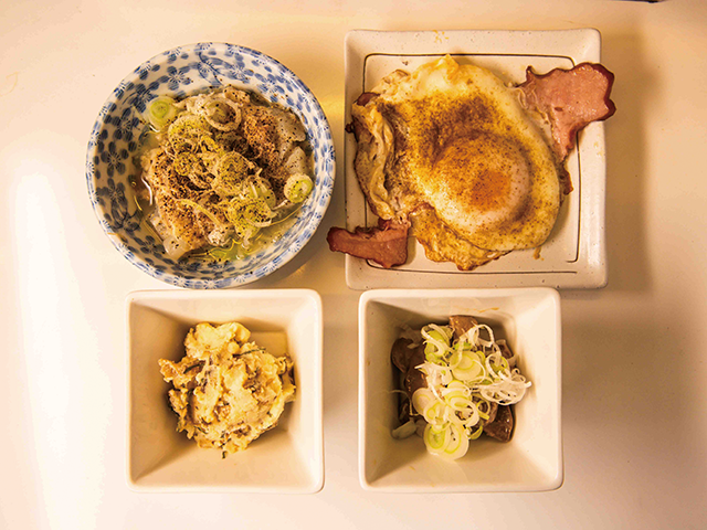 おつまみ４品（800円）。左上から時計回りに、豚ナンコツ塩煮込み、ハムエッグ、鶏レバーごま油漬け、大葉と塩昆布のポテトサラダ。豚ナンコツはコリコリ食感とうま味が抜群。ハムエッグは毎日注文する常連がいるという。ポテサラは塩昆布の味を大葉がキュッと締める。　