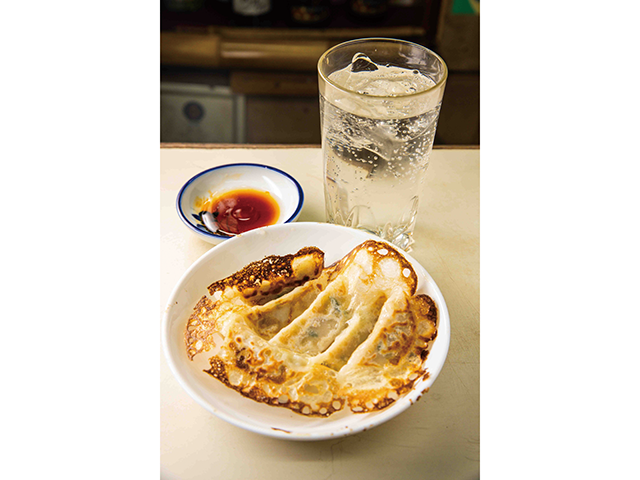 焼きたてギョーザ（250円）は不格好だがうまい。酒はチューハイが290円、ビール大瓶が470円と安い。