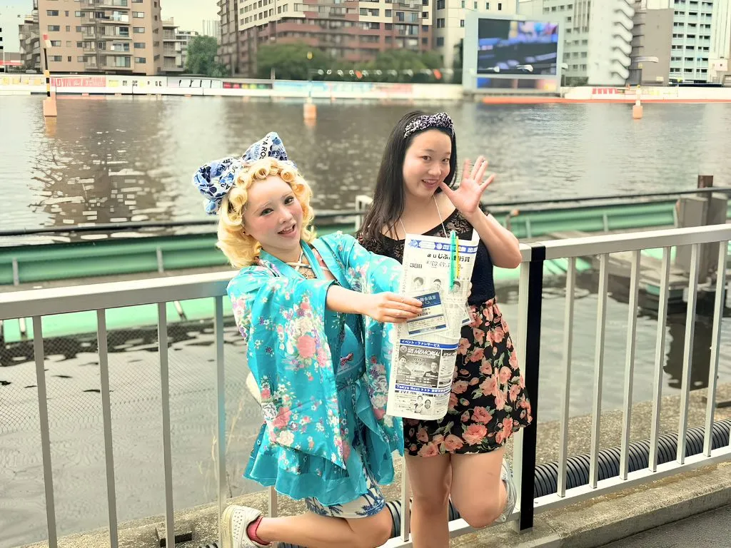 ボートレース平和島にて、（左から）まーちりん、さやたまご