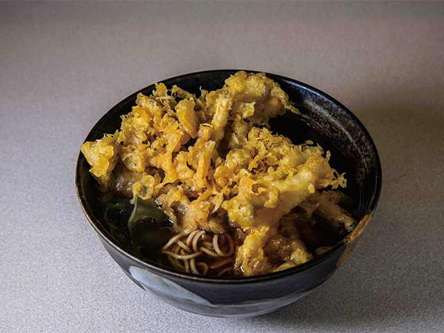 舞茸しめじ天そば（680円）。大ぶりな天ぷらがこの店の名物。天ぷらだけ別皿に移して酒のつまみにする人も多い。