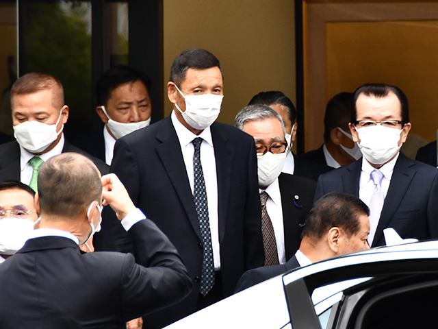住吉会の小川会長と道仁会の小林会長(右端)