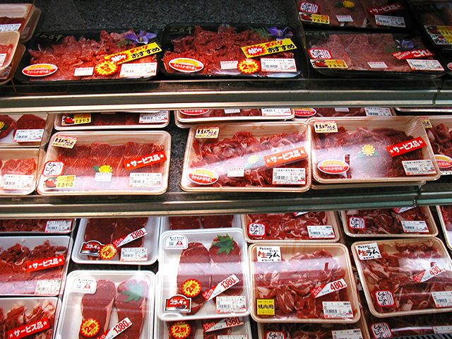 陳列棚に並んだ牛肉