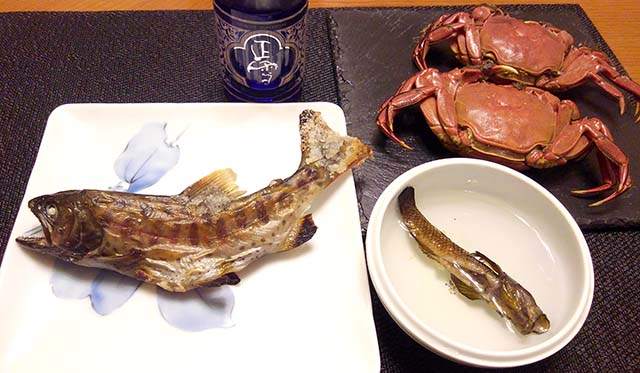 アマゴの塩焼き（左）、モクズガニの蒸し蟹（右上）、ルリヨシノボリの骨酒（右下）
